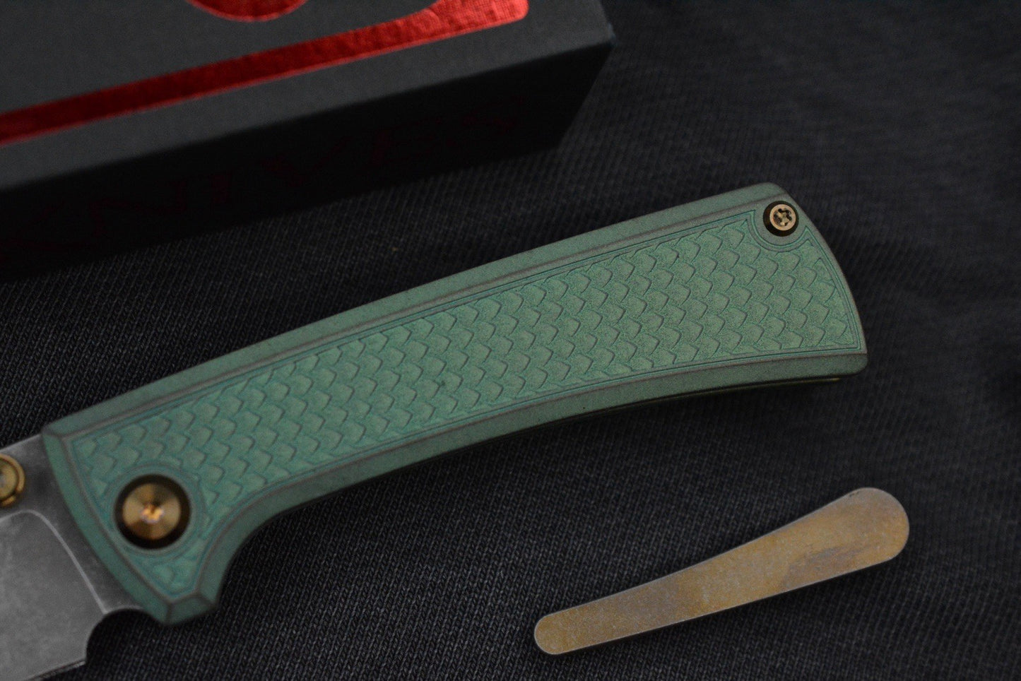 NEW CHAVES Knives RCK9 - Green Dragon Scale Mod Ti / M390 Drop Point / Ano Ti