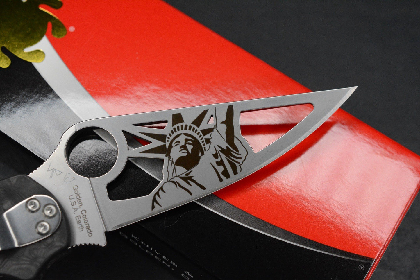 RARE Spyderco Paramilitary 2 Black Dunes Carbon Fiber Lady Liberty Skelly Blade