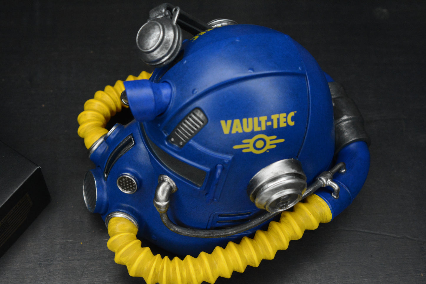 Microtech Ultratech ZBP Fallout Special Edition D/E w/ Radioactive Bead & T-51 Helmet Statue