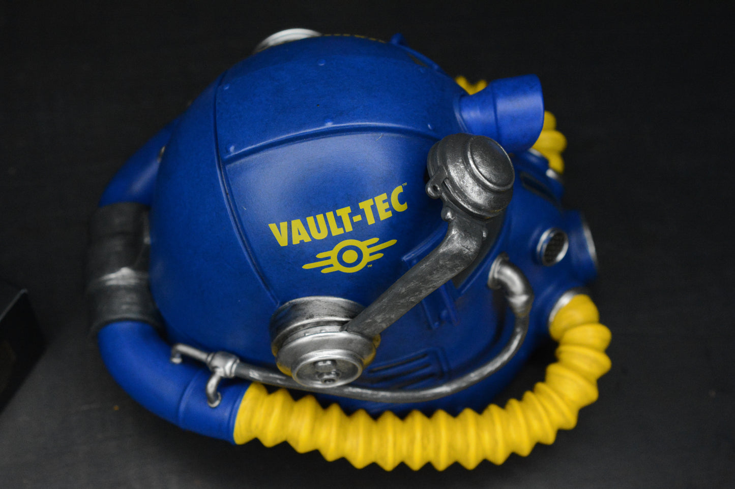 Microtech Ultratech ZBP Fallout Special Edition D/E w/ Radioactive Bead & T-51 Helmet Statue