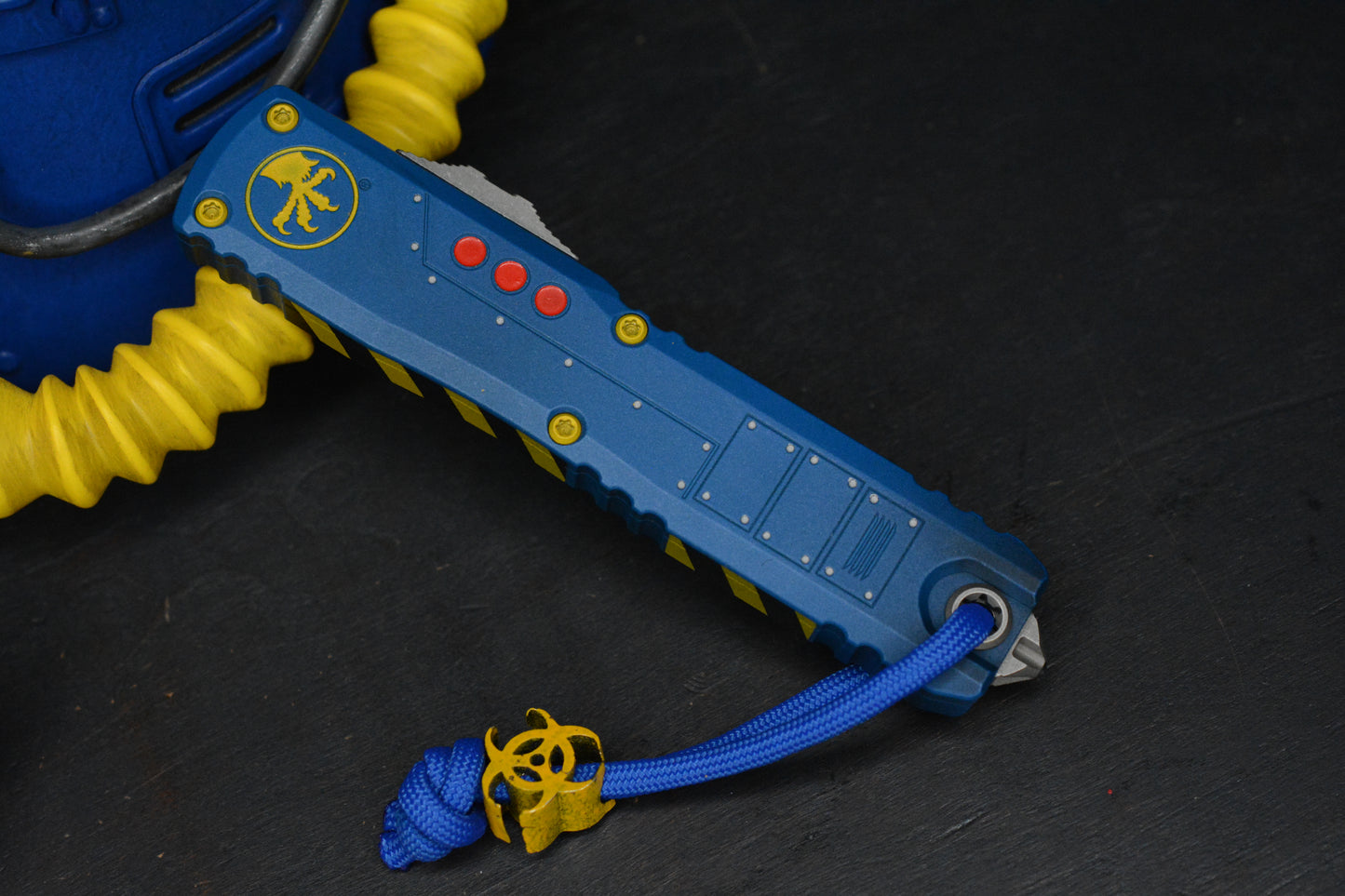 Microtech Ultratech ZBP Fallout Special Edition D/E w/ Radioactive Bead & T-51 Helmet Statue