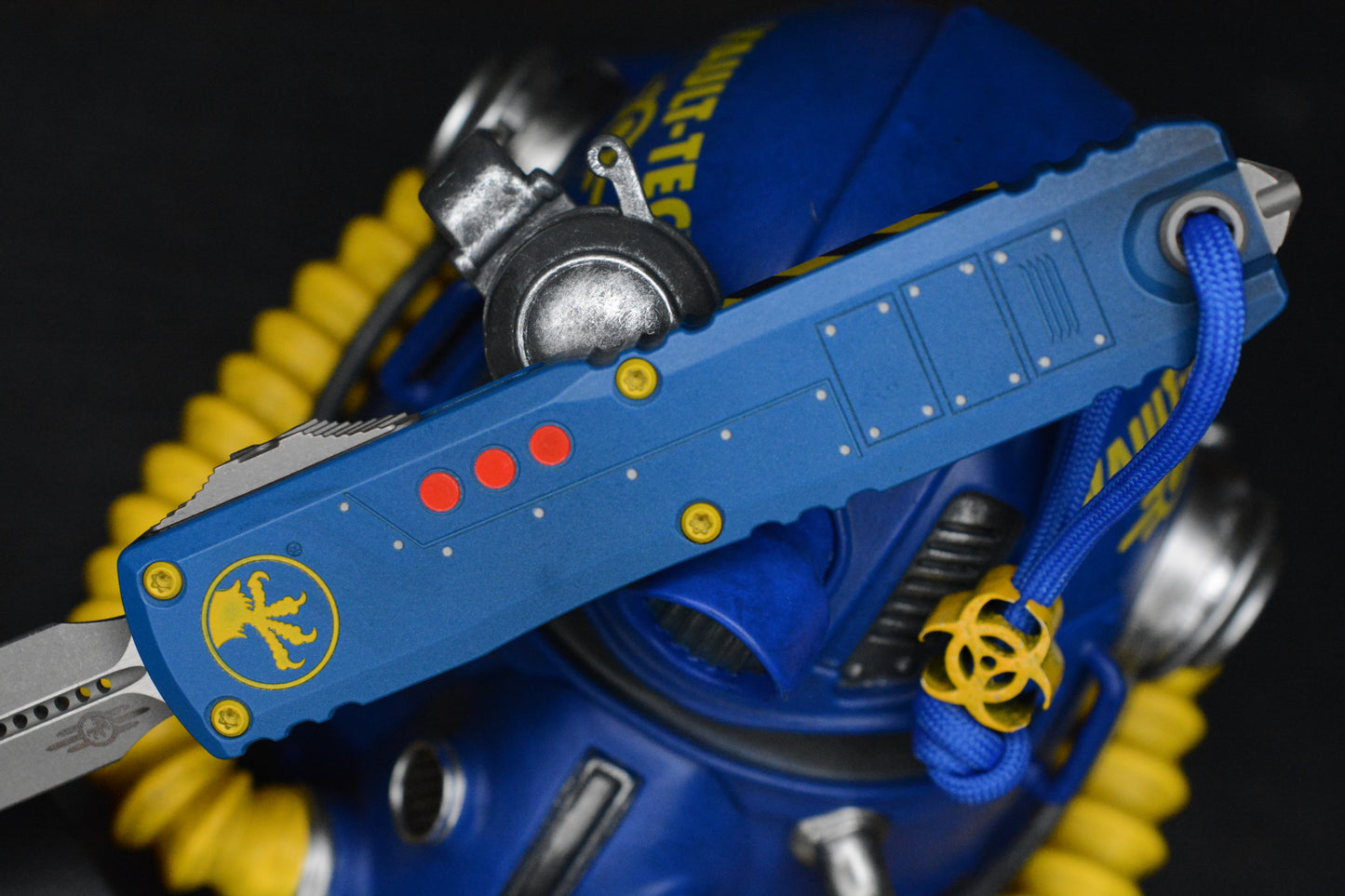 Microtech Ultratech ZBP Fallout Special Edition D/E w/ Radioactive Bead & T-51 Helmet Statue